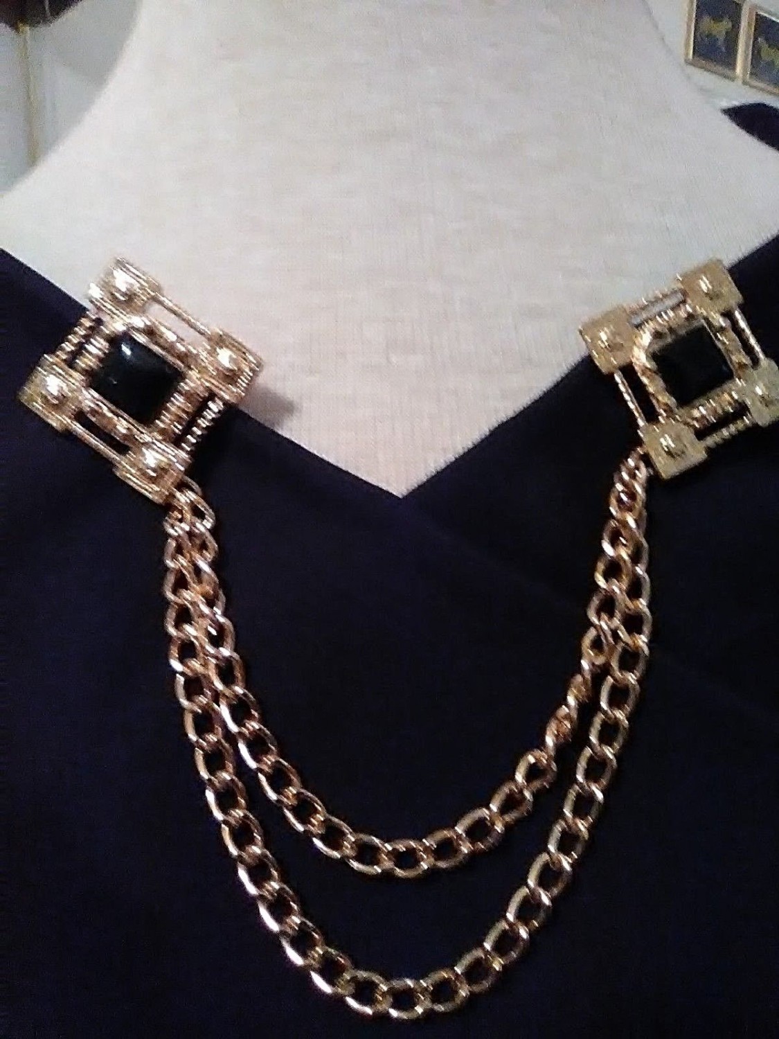 VINTAGE-GOLDEN-PIN-BROOCH-CHAIN-LINKED-2-PIN-SWEATER-GUARD-FAUX-BLACK-GEMS
