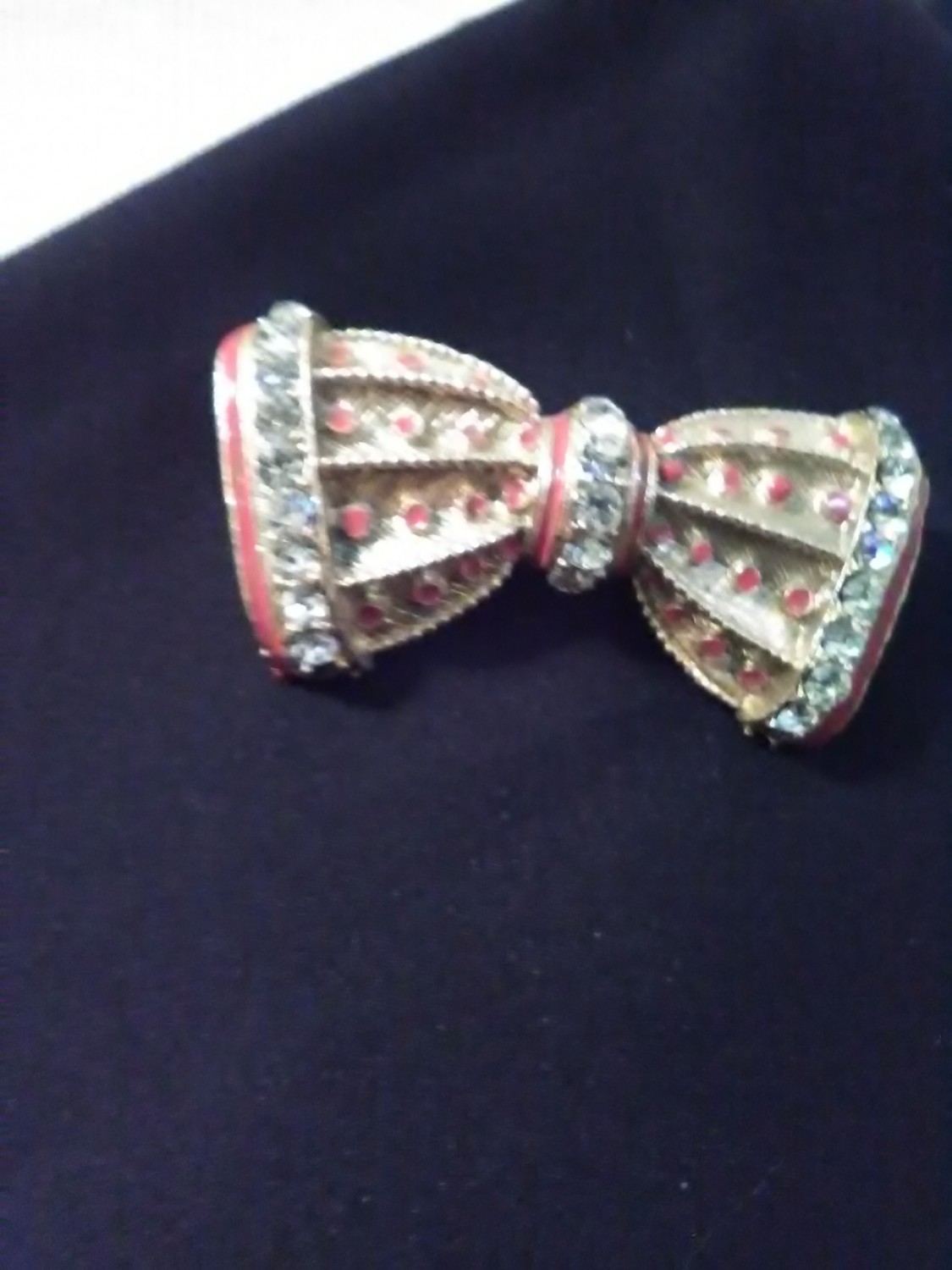 VINTAGE-GOLDEN-PIN-BROOCH-CHARMING-RED-ENAMEL-JEWELLED-BOW-1
