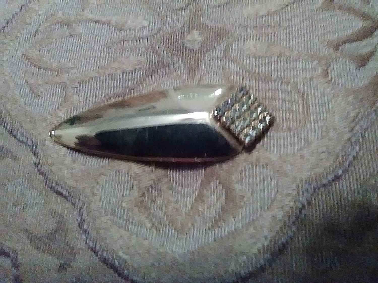 VINTAGE-GOLDEN-PIN-BROOCH-CURVED-BAR-W-RHINESTONE-ACCENTS