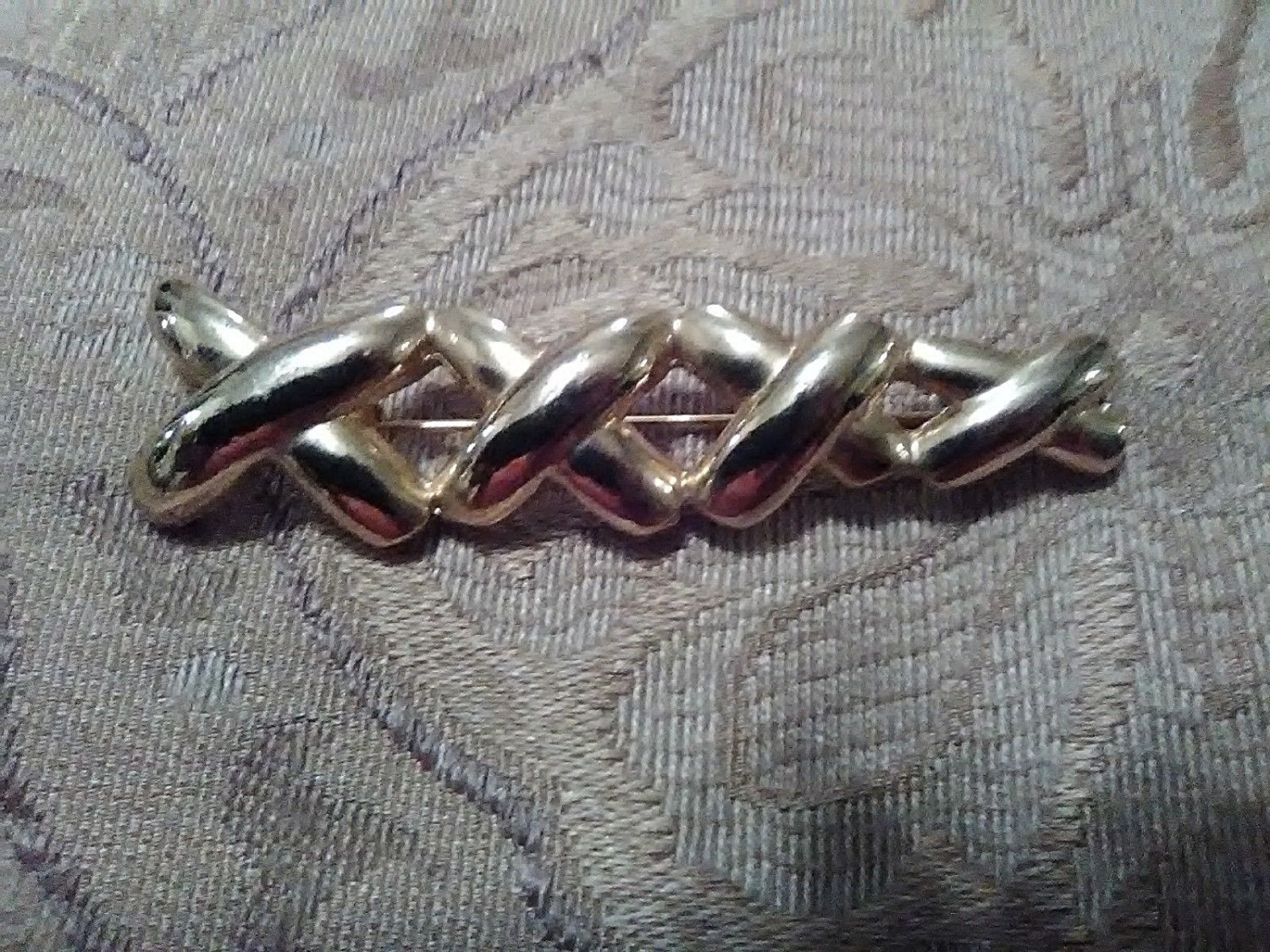 VINTAGE-GOLDEN-PIN-BROOCH-DESIGNER-STYLE-GOLDEN-KISSES-XXXX-1