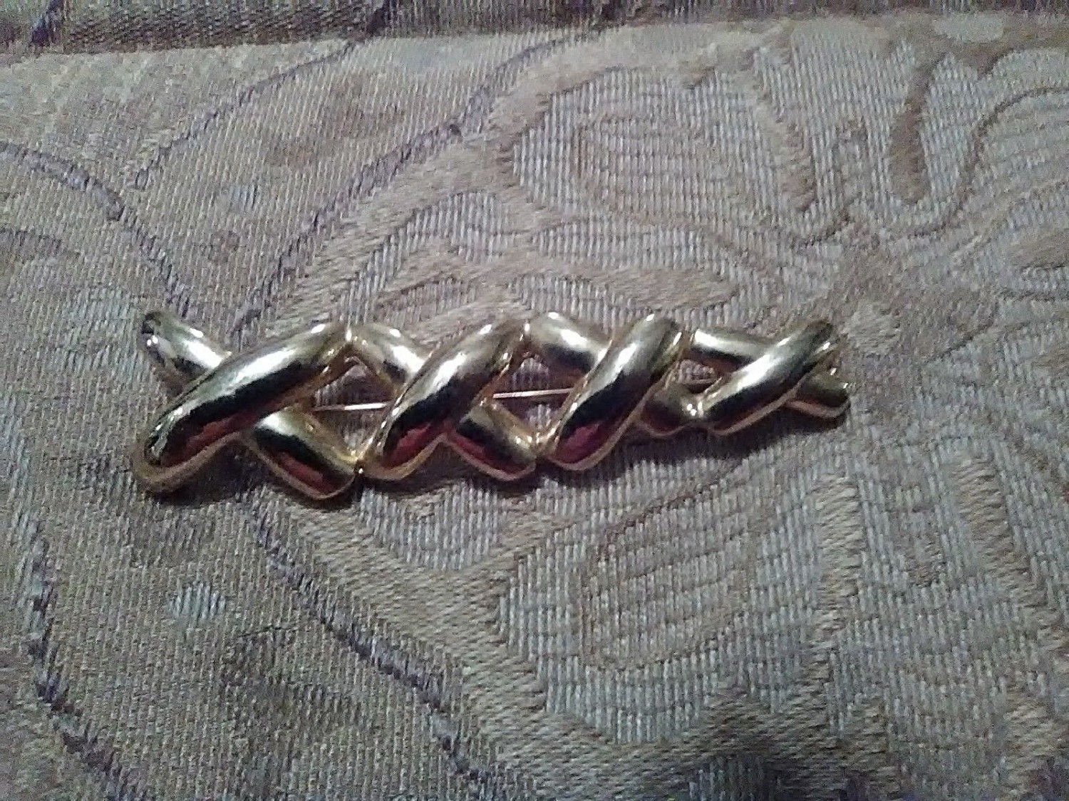 VINTAGE-GOLDEN-PIN-BROOCH-DESIGNER-STYLE-GOLDEN-KISSES-XXXX-2