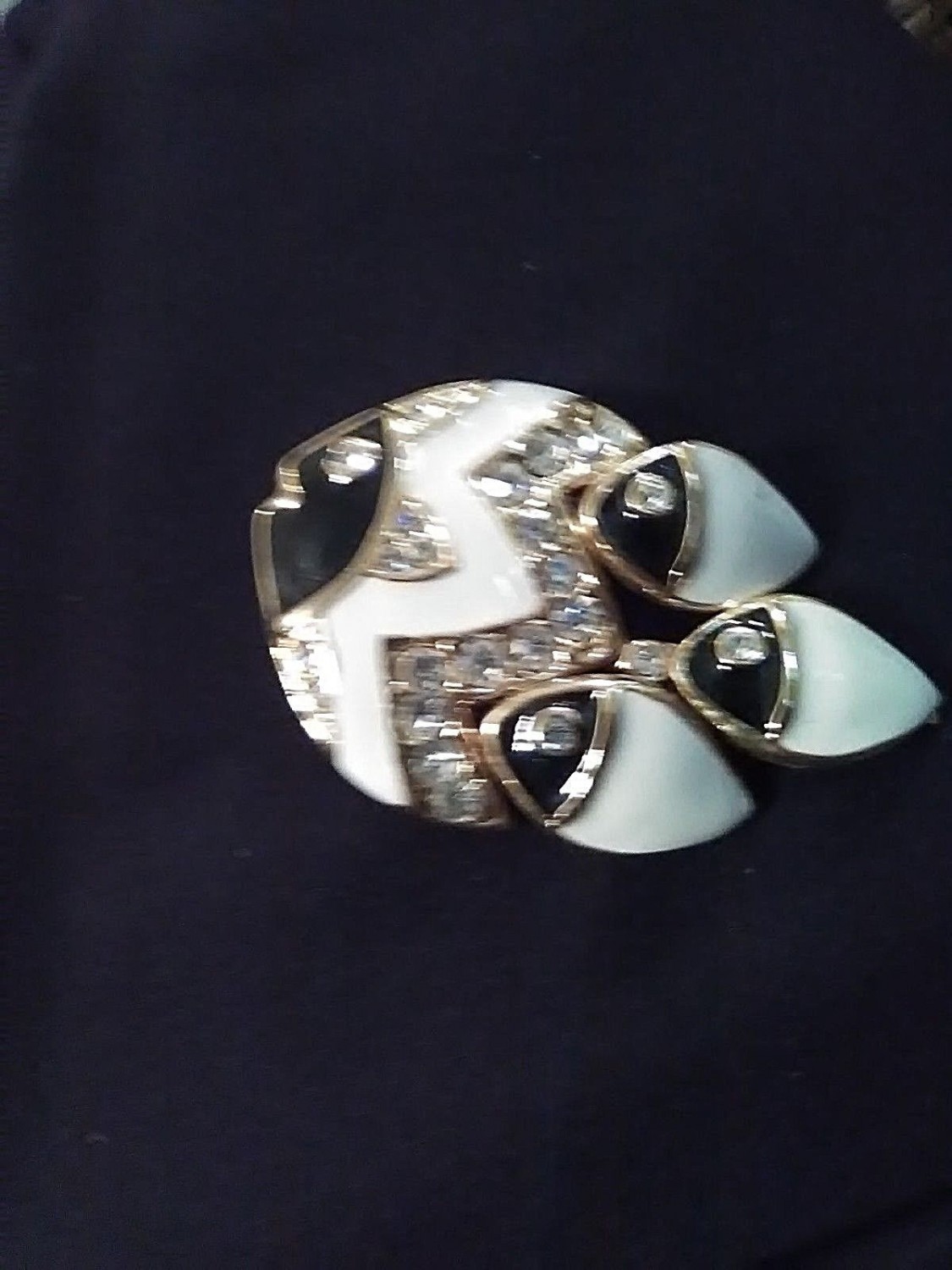 VINTAGE-GOLDEN-PIN-BROOCH-ENAMEL-BLACK-WHITE-SCHOOL-OF-FISH-W-RHINESTONES-1