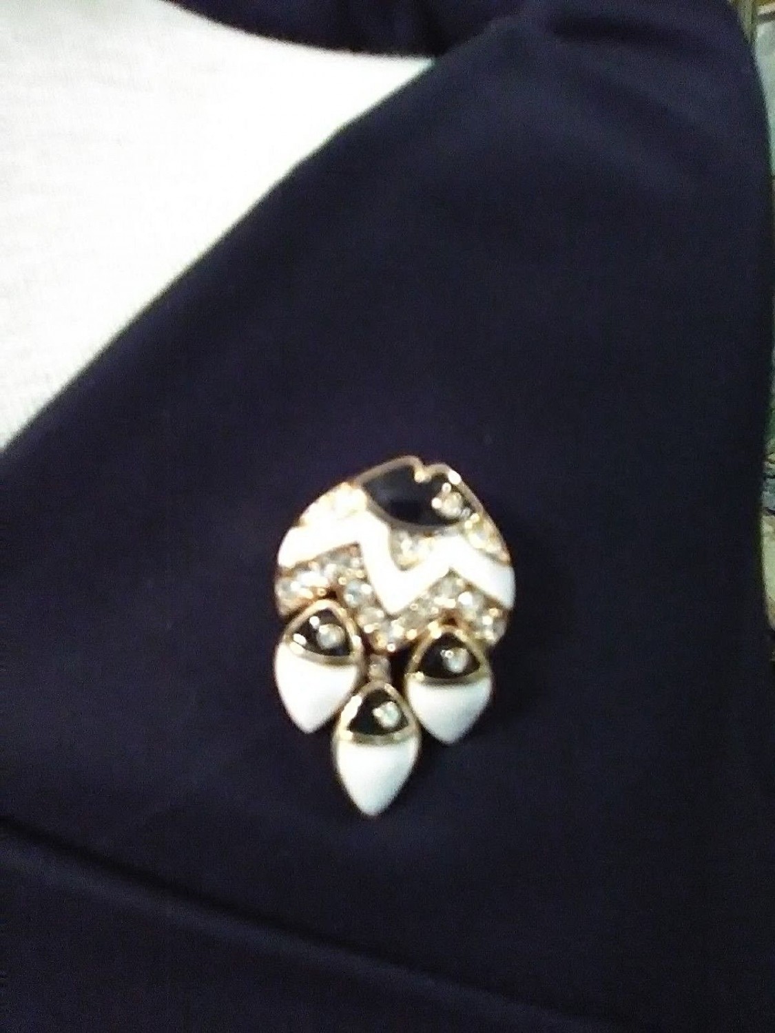 VINTAGE-GOLDEN-PIN-BROOCH-ENAMEL-BLACK-WHITE-SCHOOL-OF-FISH-W-RHINESTONES-2