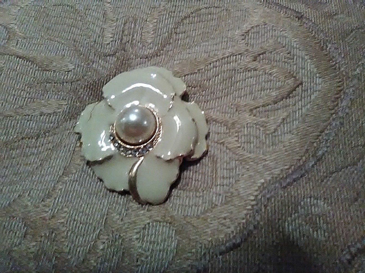 VINTAGE-GOLDEN-PIN-BROOCH-FAUX-PEARL-CENTER-PAVE-ENAMELLED-OFF-WHITE-FLOWER