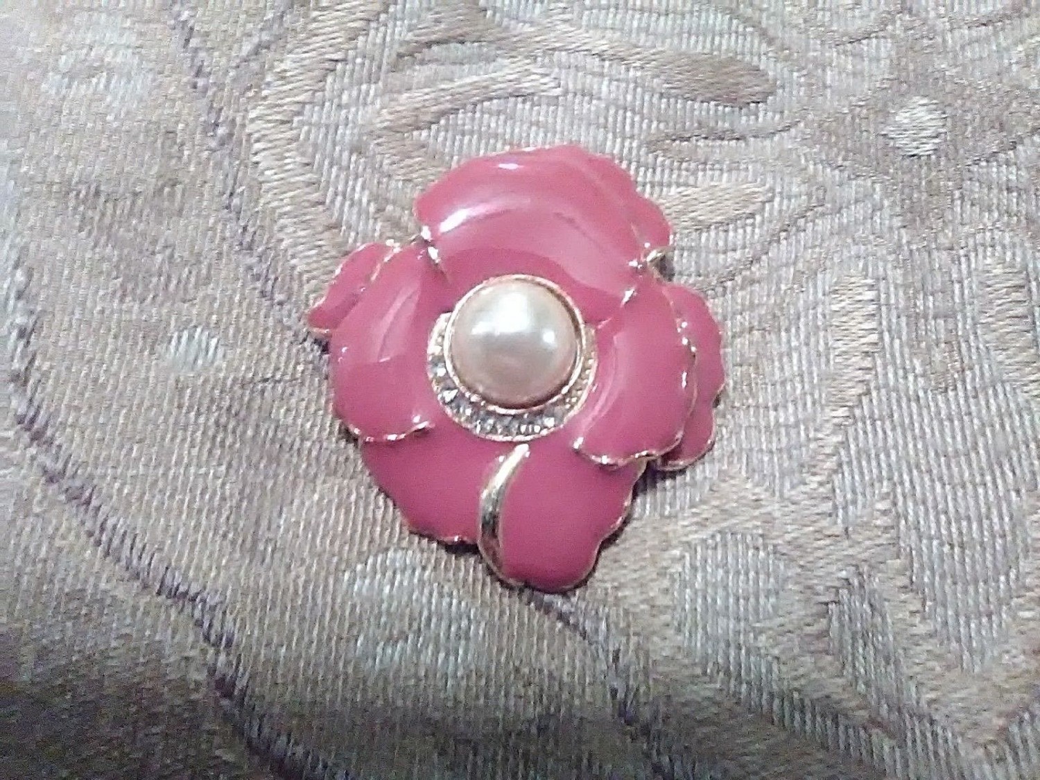 VINTAGE-GOLDEN-PIN-BROOCH-FAUX-PEARL-CENTER-PAVE-ENAMELLED-PINK-FLOWER