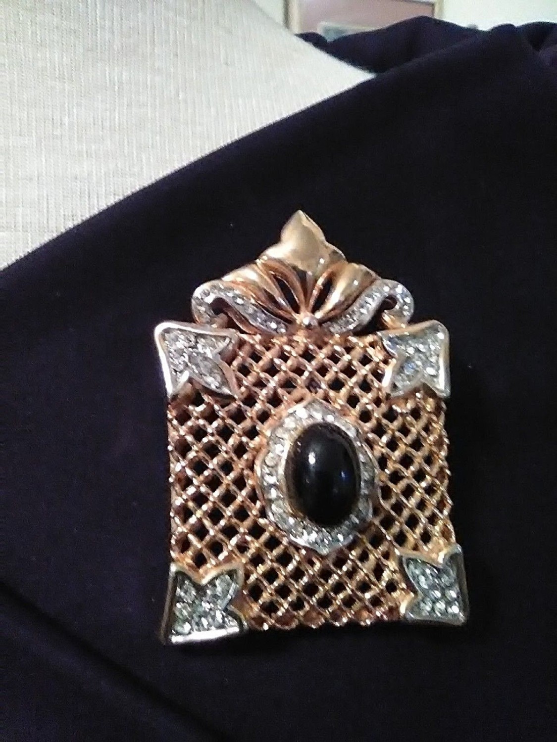 VINTAGE-GOLDEN-PIN-BROOCH-FILIGREE-RECTANGLE-RHINESTONE-BLK-CABOCHON-FAUX-GEM-1