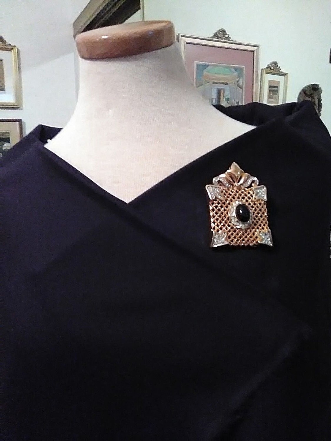VINTAGE-GOLDEN-PIN-BROOCH-FILIGREE-RECTANGLE-RHINESTONE-BLK-CABOCHON-FAUX-GEM-2