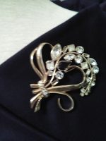 VINTAGE-GOLDEN-PIN-BROOCH-FLORAL-SPRAY-W-CLEAR-BLACK-RHINESTONES-1