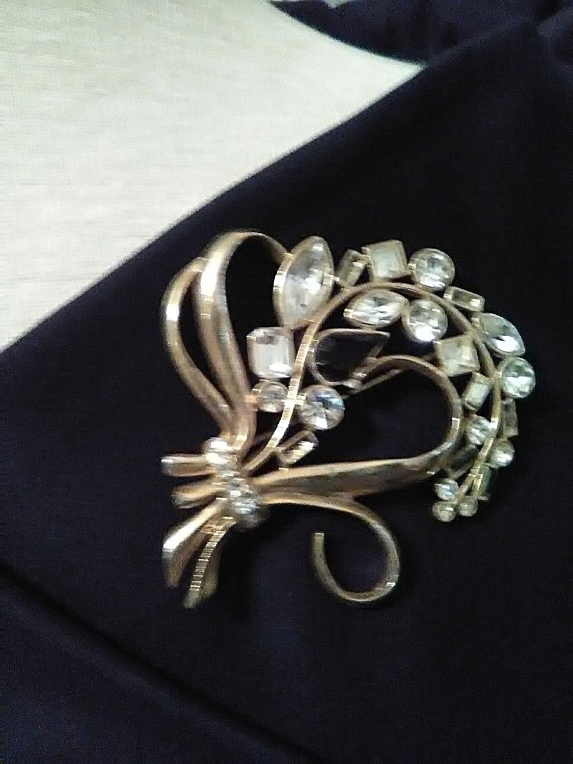 VINTAGE-GOLDEN-PIN-BROOCH-FLORAL-SPRAY-W-CLEAR-BLACK-RHINESTONES-1
