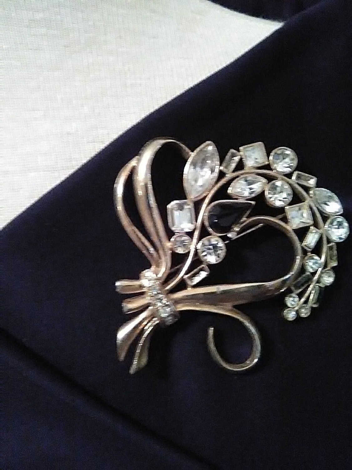 VINTAGE-GOLDEN-PIN-BROOCH-FLORAL-SPRAY-W-CLEAR-BLACK-RHINESTONES-2