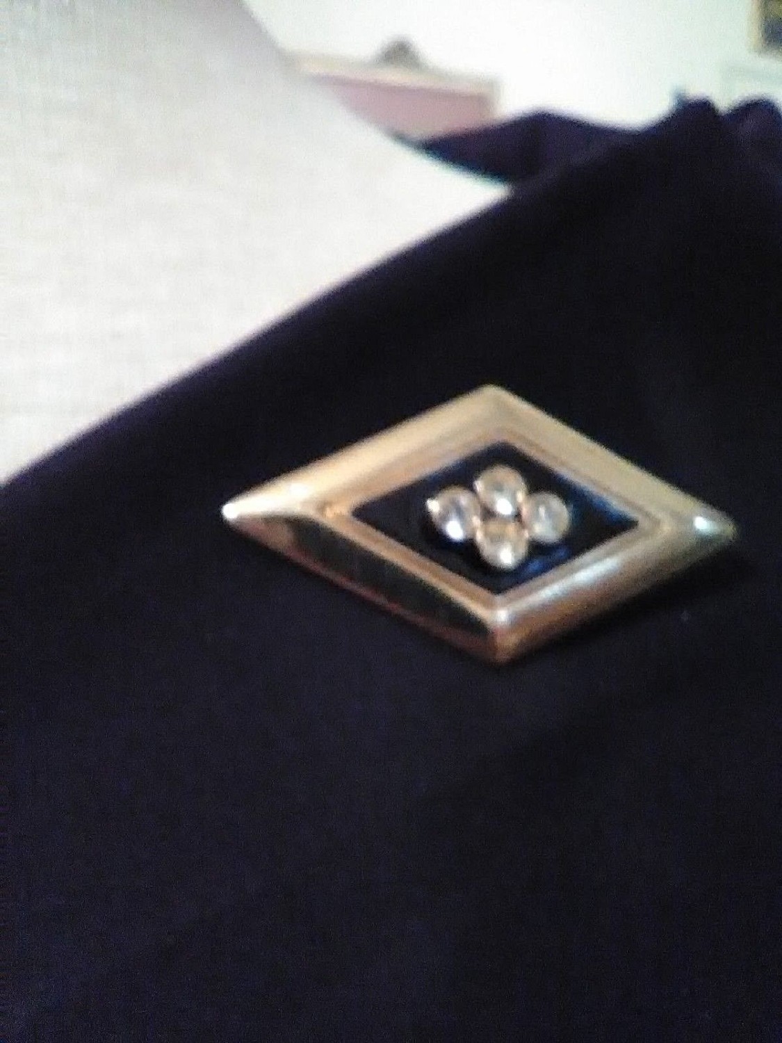 VINTAGE-GOLDEN-PIN-BROOCH-GEOMETRIC-BLACK-ENAMEL-JEWELLED-DIAMOND-SHAPE-1