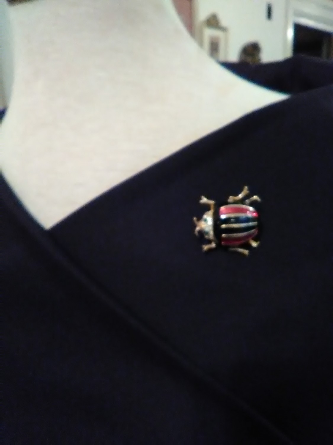 VINTAGE-GOLDEN-PIN-BROOCH-GOLDEN-LADYBUG-RED-BLACK-ENAMELLED-BODY-2