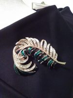 VINTAGE-GOLDEN-PIN-BROOCH-GREEN-BLACK-ENAMEL-FEATHER-W-RHINESTONE-ACCENTS-1