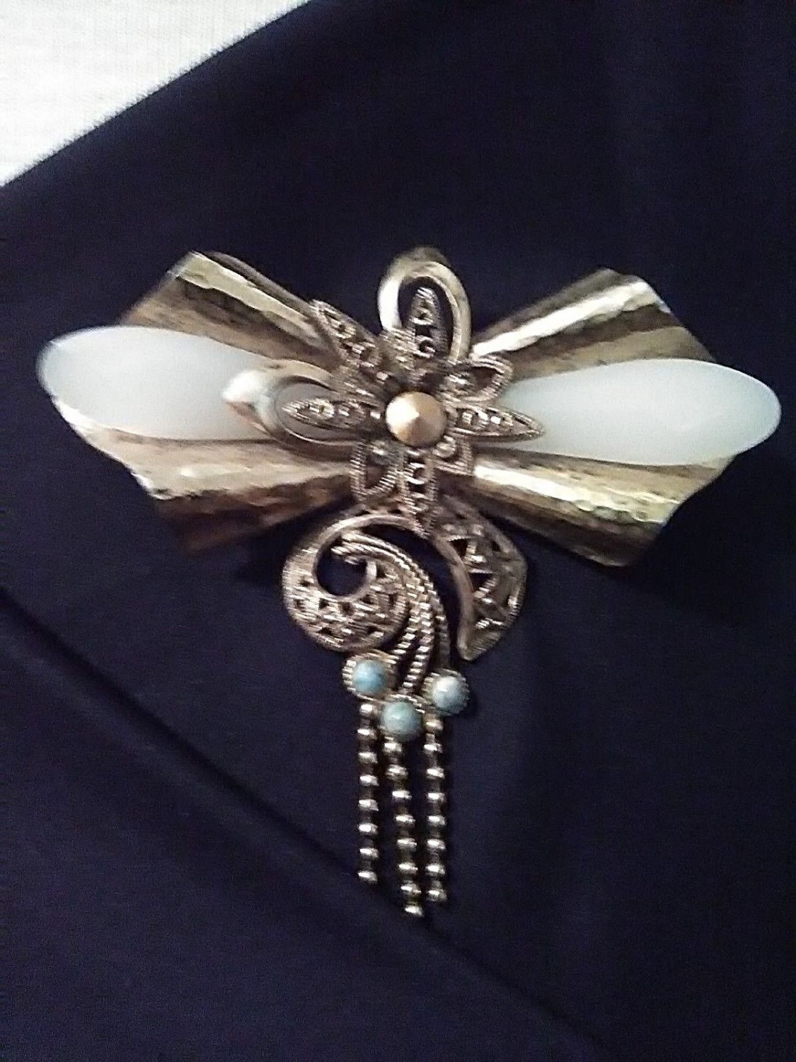 VINTAGE-GOLDEN-PIN-BROOCH-ITALY-DECO-STYLE-HAMMERED-METAL-WIINGS-WHT-FACET-GEMS-1