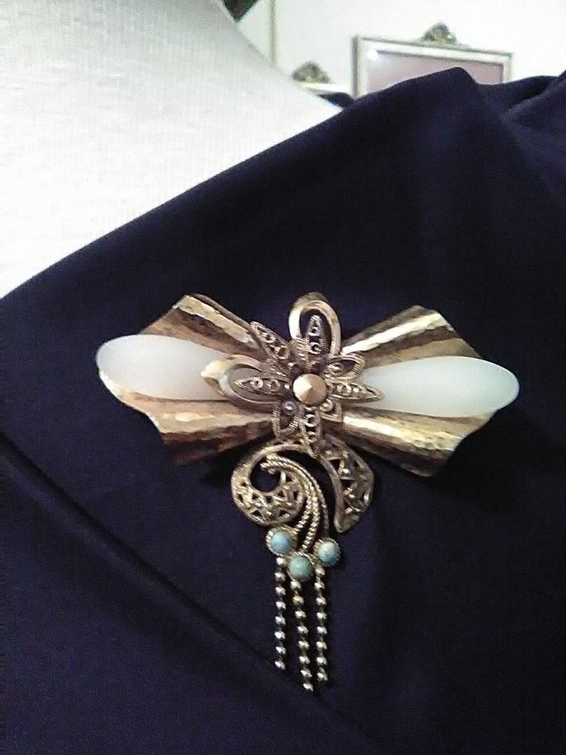 VINTAGE-GOLDEN-PIN-BROOCH-ITALY-DECO-STYLE-HAMMERED-METAL-WIINGS-WHT-FACET-GEMS-2