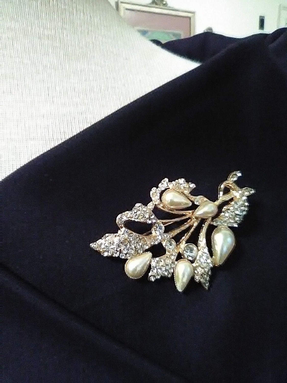 VINTAGE-GOLDEN-PIN-BROOCH-ITALY-FLORAL-SPRAY-TEARDROP-PEARLS-TINY-RHINESTONES-1