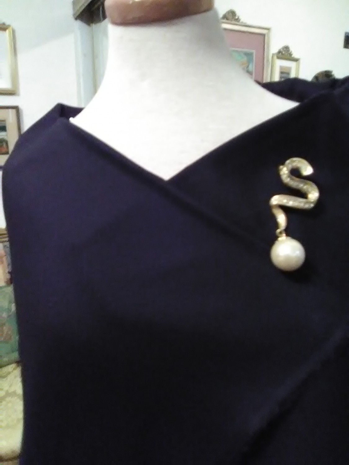 VINTAGE-GOLDEN-PIN-BROOCH-LEAFY-WREATH-W-LARGE-FAUX-PEARL-DROP-RHINESTONES
