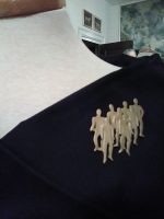 VINTAGE-GOLDEN-PIN-BROOCH-MODERN-MATTE-FINISH-HUMANS-SCULPTURE