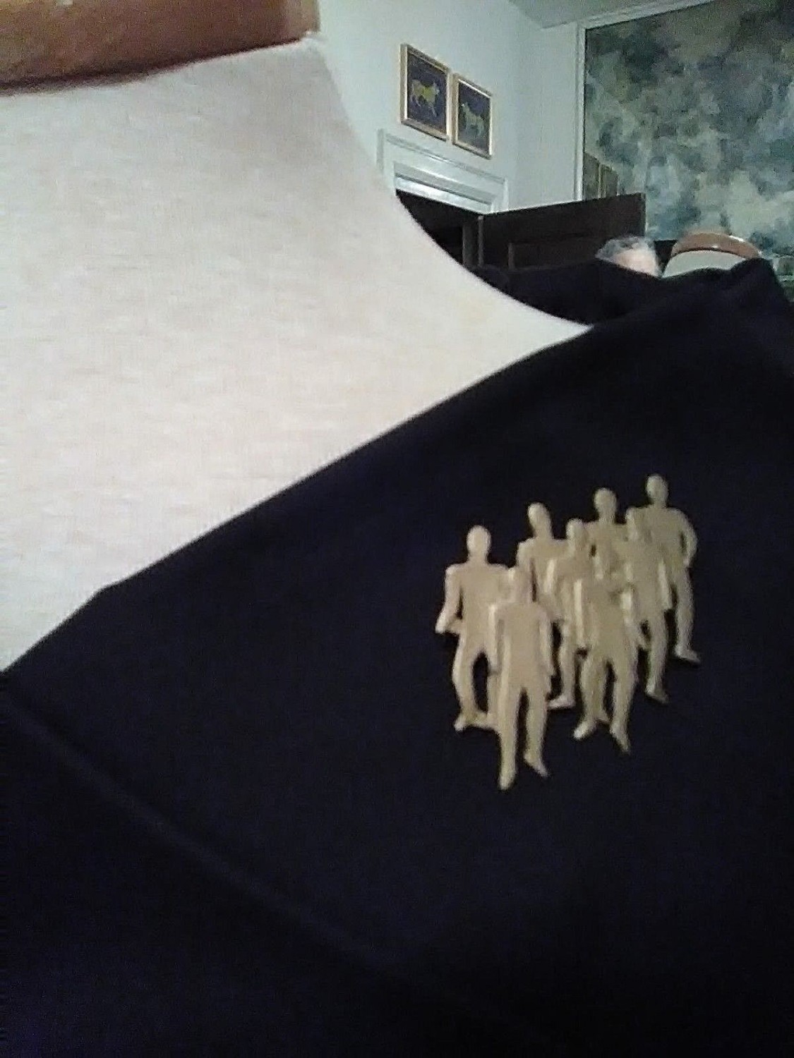VINTAGE-GOLDEN-PIN-BROOCH-MODERN-MATTE-FINISH-HUMANS-SCULPTURE