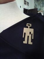VINTAGE-GOLDEN-PIN-BROOCH-MODERN-MATTE-FINISH-ROBOT-OR-MAN-SCULPTURE