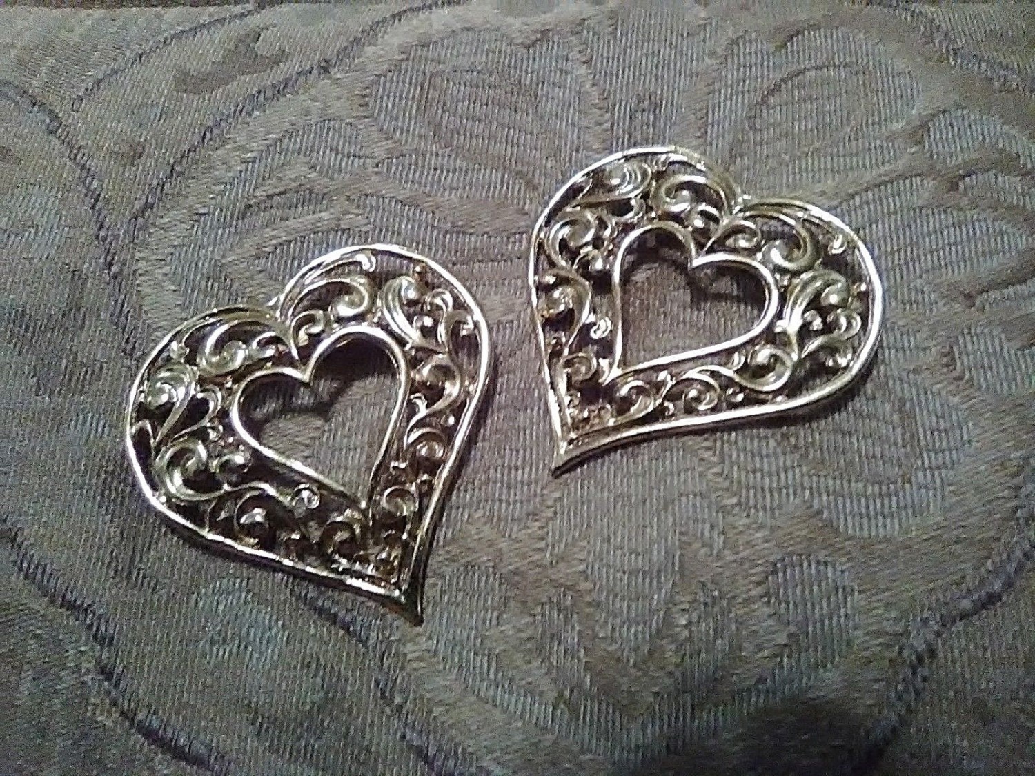 VINTAGE-GOLDEN-PIN-BROOCH-PAIR-OF-FILIGREE-HEARTS