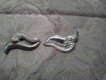 VINTAGE-GOLDEN-PIN-BROOCH-PAIR-OF-SCROLLS-WITH-RHINESTONE-ACCENTS-1