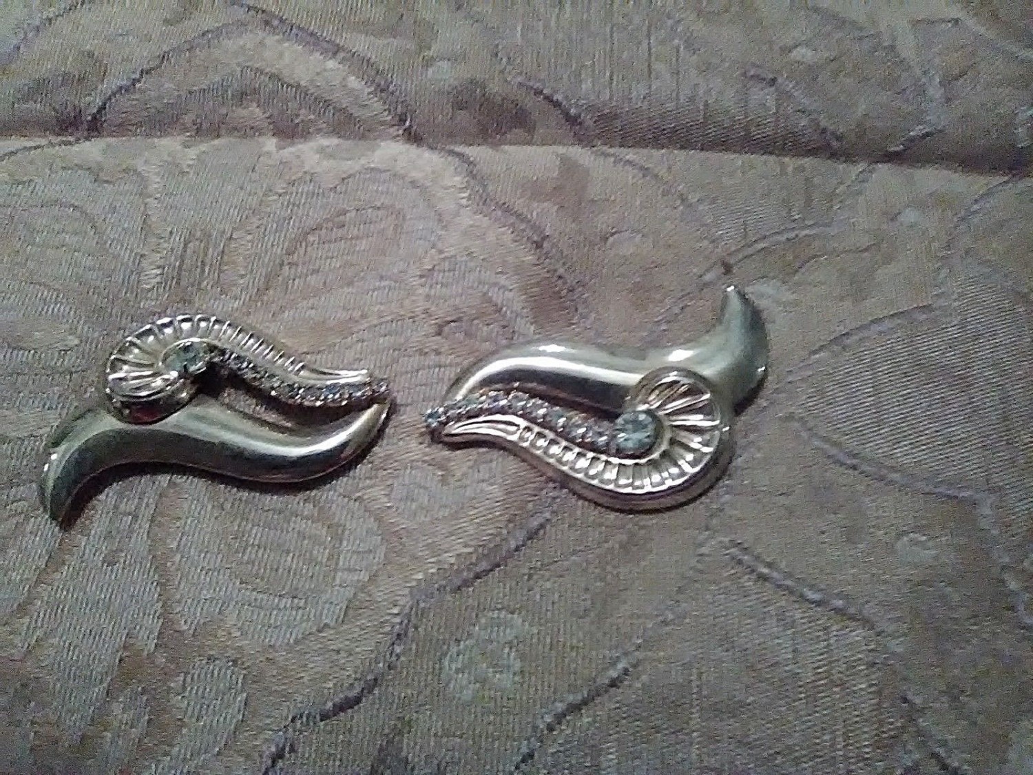 VINTAGE-GOLDEN-PIN-BROOCH-PAIR-OF-SCROLLS-WITH-RHINESTONE-ACCENTS-1
