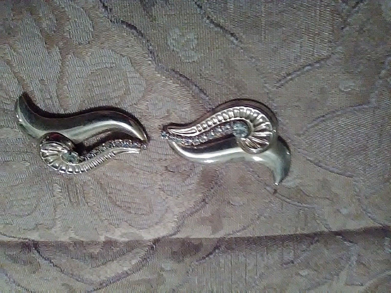 VINTAGE-GOLDEN-PIN-BROOCH-PAIR-OF-SCROLLS-WITH-RHINESTONE-ACCENTS-2