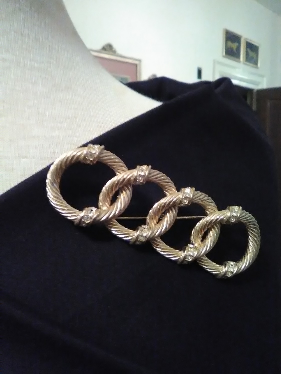 VINTAGE-GOLDEN-PIN-BROOCH-RHINESTONE-STUDDED-ROPE-CHAIN-BAR-PIN-1
