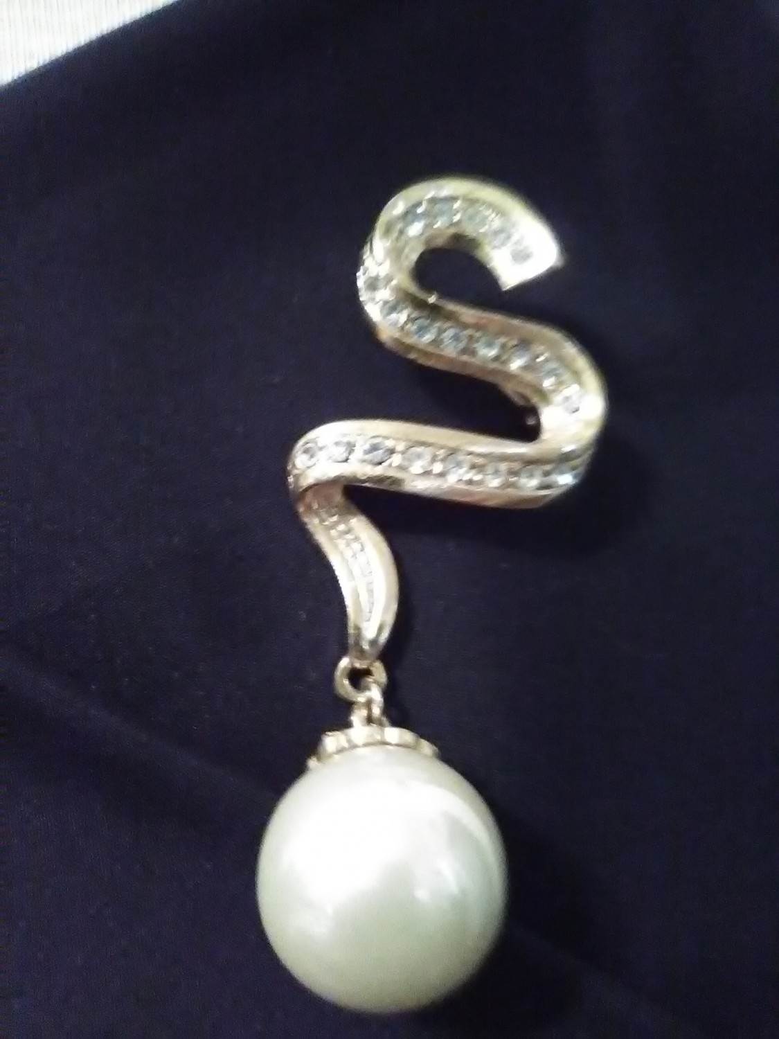 VINTAGE-GOLDEN-PIN-BROOCH-SQUIGGLE-W-LARGE-FAUX-PEARL-DROP-RHINESTONES-1