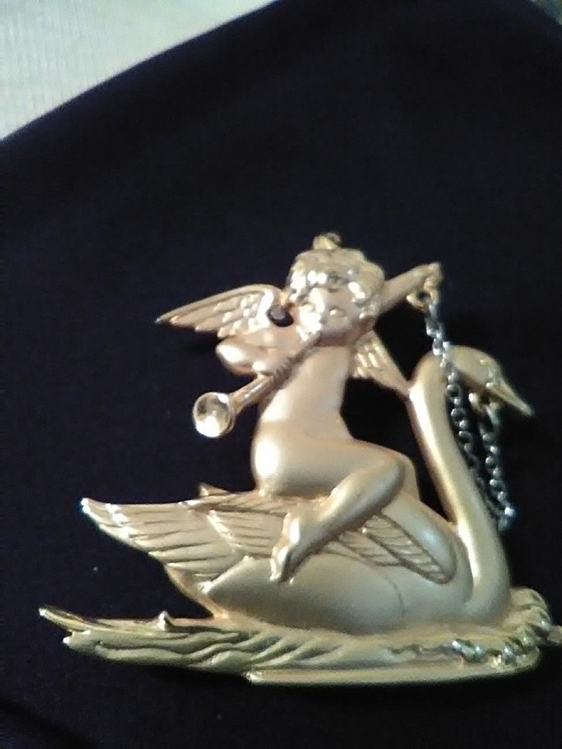 VINTAGE-GOLDEN-PIN-BROOCH-VICTORIAN-STYLE-CHERUB-ON-A-SWAN-2
