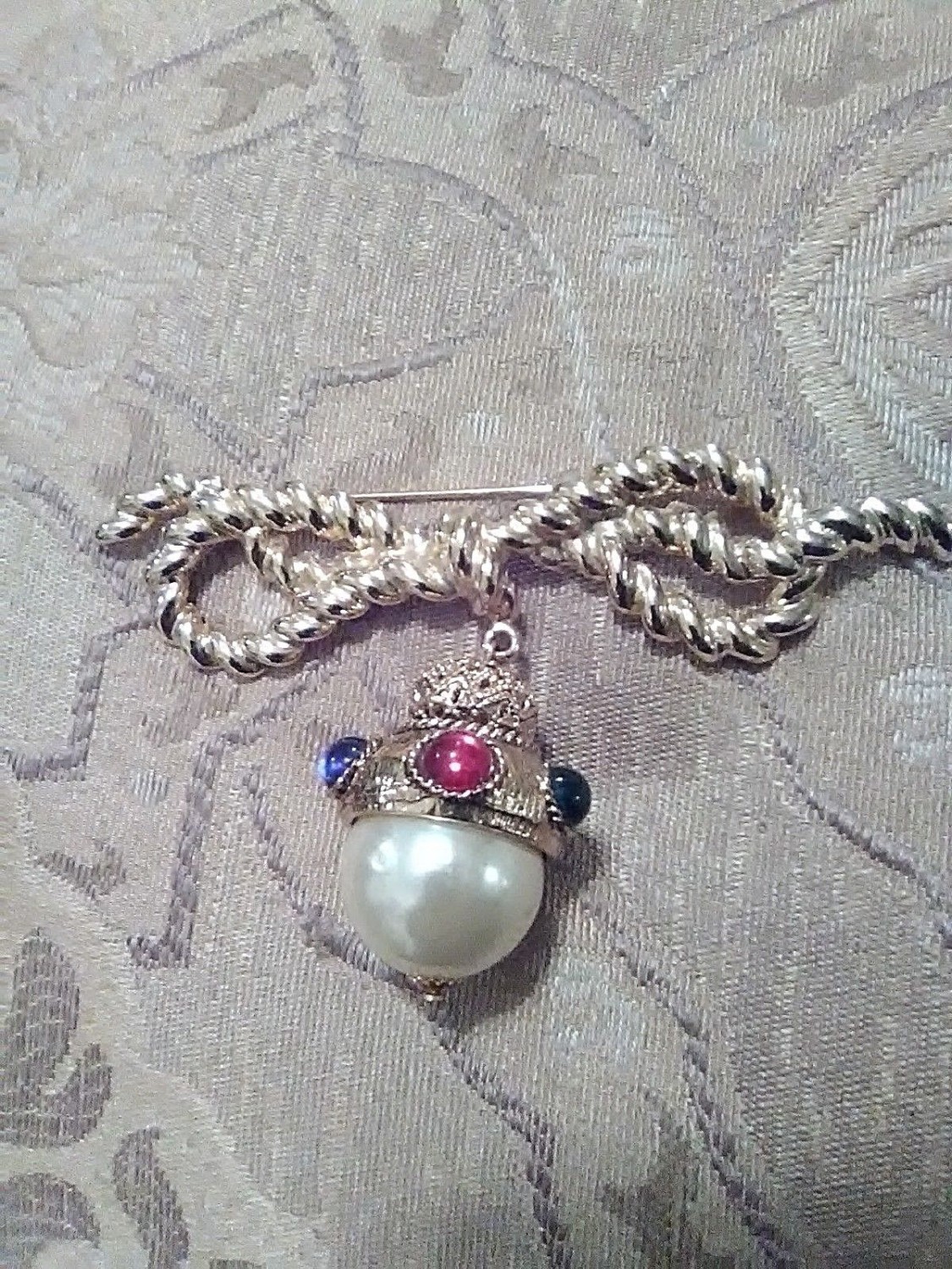 VINTAGE-GOLDEN-PIN-BROOCH-WIDE-BOW-WITH-LARGE-FAUX-JEWELLED-FAUX-PEARL-DROP-2