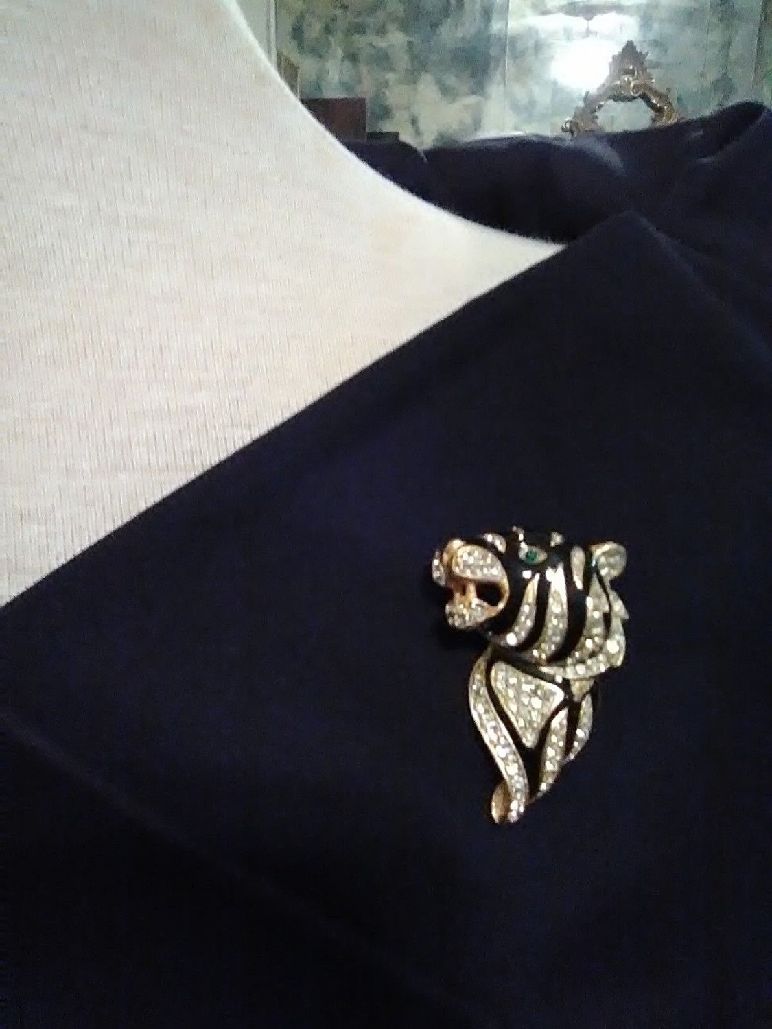 VINTAGE-GOLDTONE-BLACK-WHITE-ENAMELLED-GREEN-RHINESTONE-EYES-PAVE-TIGER-HEAD-PIN-1