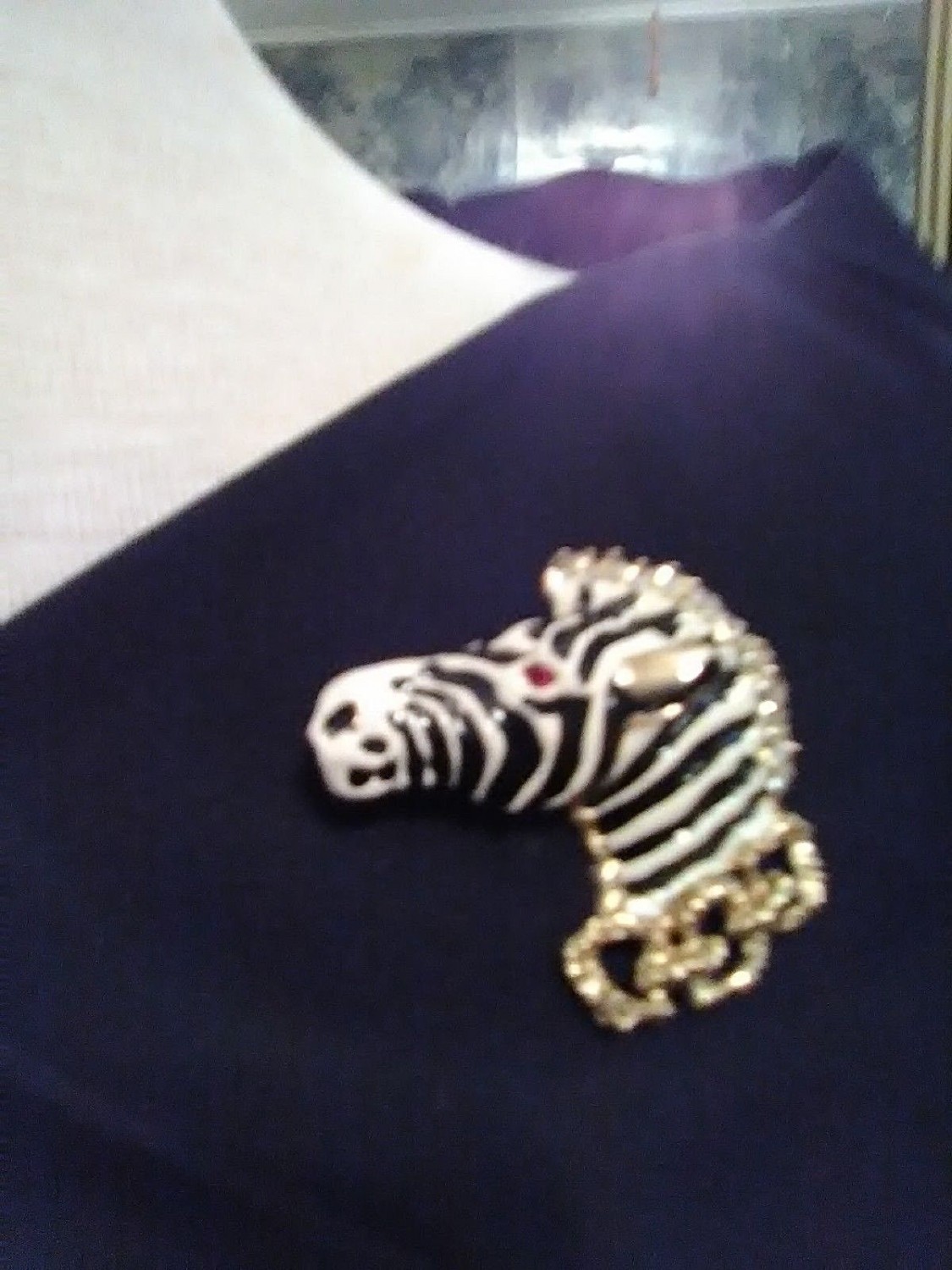 VINTAGE-GOLDTONE-PIN-BROOCH-ENAMEL-ZEBRA-HEAD-BLACK-WHITE-W-RHINESTONES-1