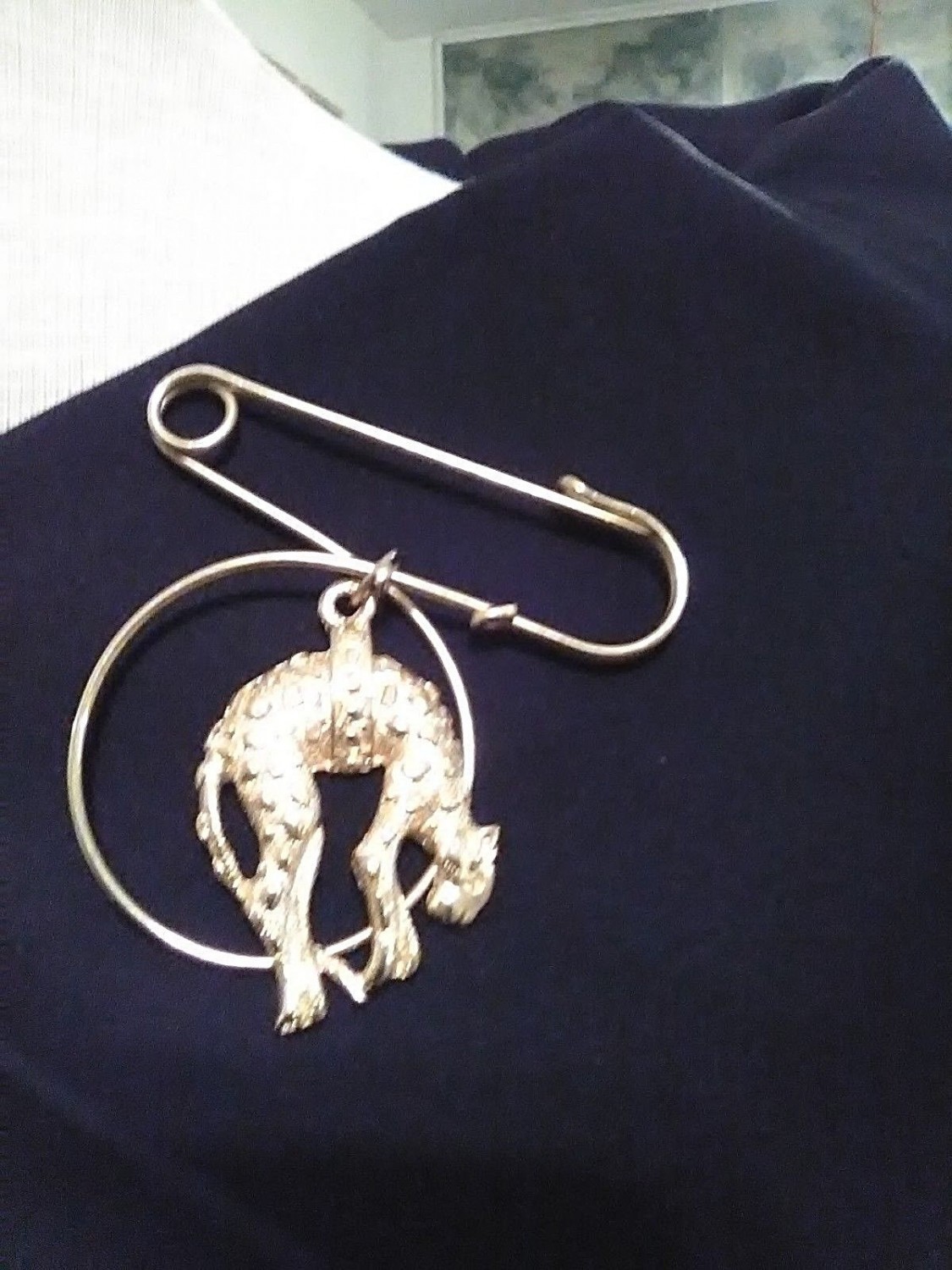 VINTAGE-GOLDTONE-PIN-HANGING-LEOPARDS-SUSPENDED-FROM-A-SAFETY-PIN-1
