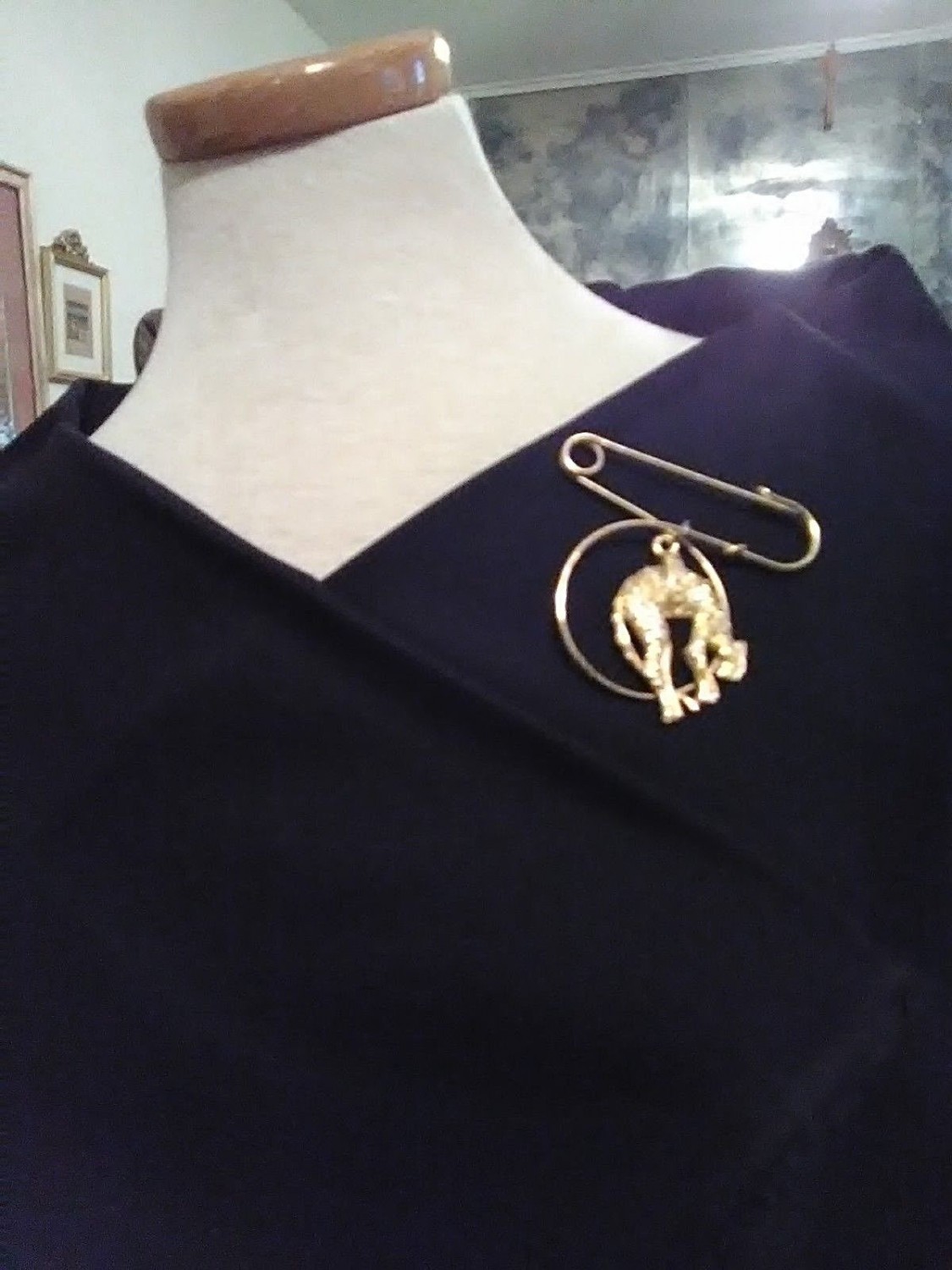 VINTAGE-GOLDTONE-PIN-HANGING-LEOPARDS-SUSPENDED-FROM-A-SAFETY-PIN-2
