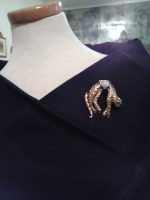 VINTAGE-GOLDTONE-PIN-HANGING-LEOPARDS-W-RHINESTONE-ACCENT-DANGLING-TAIL-2