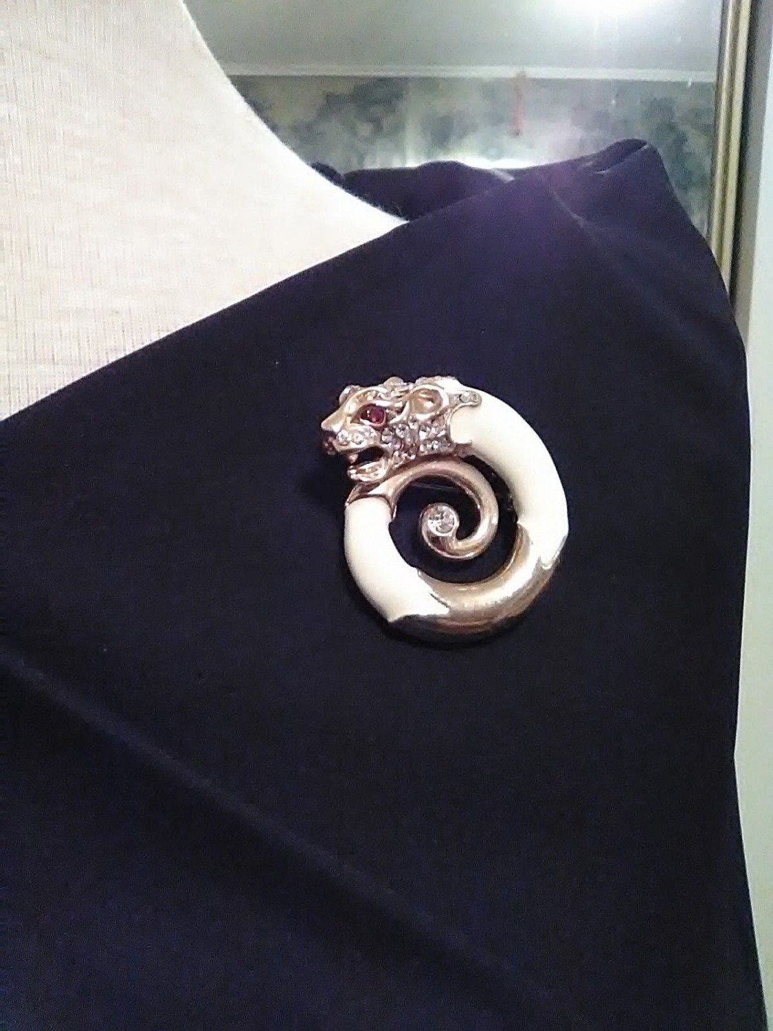 VINTAGE-GOLDTONE-STYLISH-SWIRL-PIN-W-PAVE-PANTHER-WHITE-ENAMEL-1
