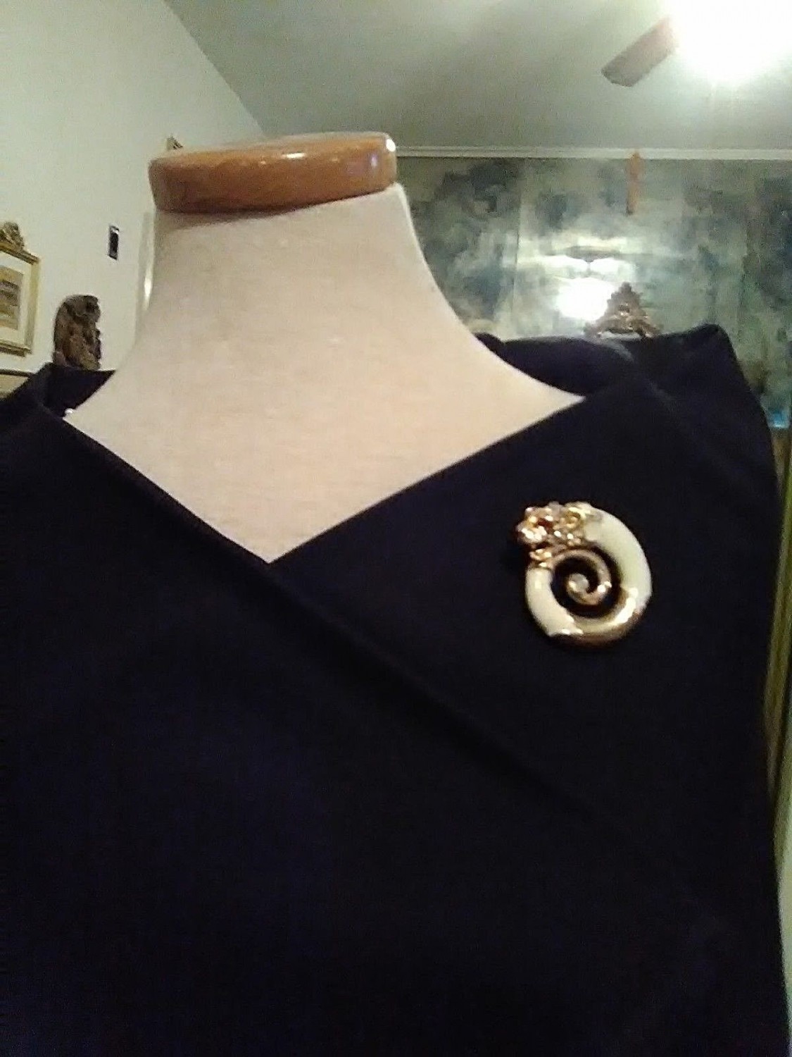 VINTAGE-GOLDTONE-STYLISH-SWIRL-PIN-W-PAVE-PANTHER-WHITE-ENAMEL-2