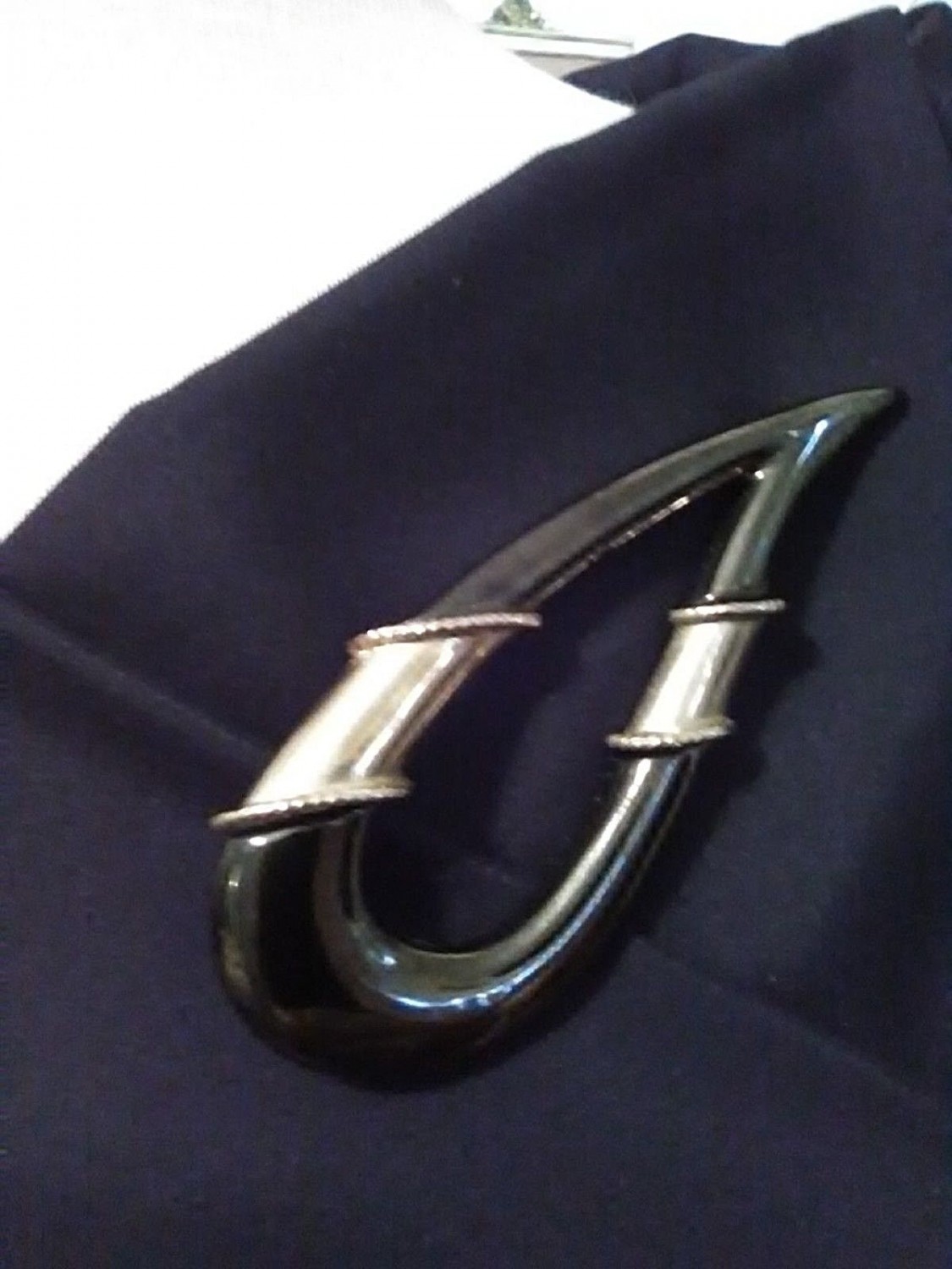VINTAGE-GREY-PIN-BROOCH-SWEEPING-TEARDROP-WITH-GOLDEN-ACCENTS-1
