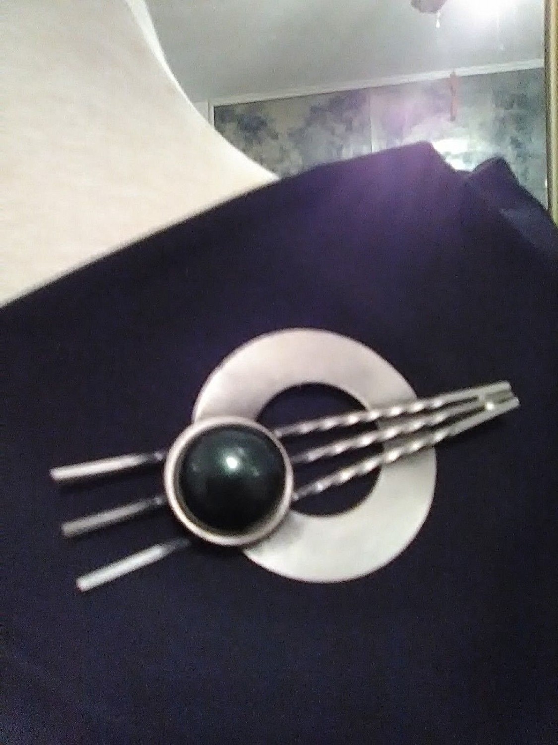 VINTAGE-PEWTERY-PIN-BROOCH-INDISTRIAL-FAUX-OLIVE-PEARL-MODERN-GEOMETRIC-DESIGN-1