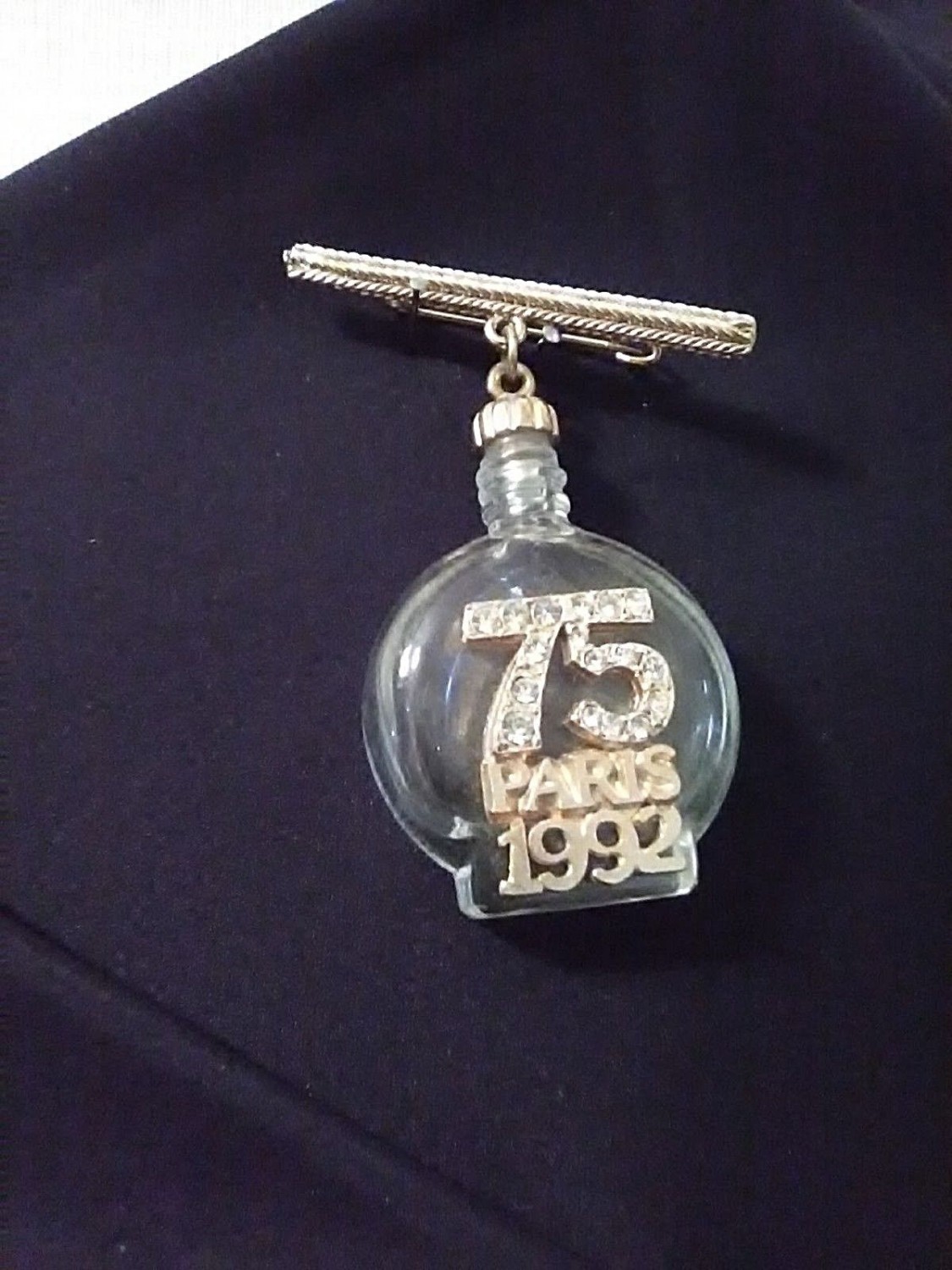 VINTAGE-PIN-BROOCH-FRENCH-BAR-PIN-W-JEWELLED-BOTTLE-SAYS-75-PARIS-1992-1