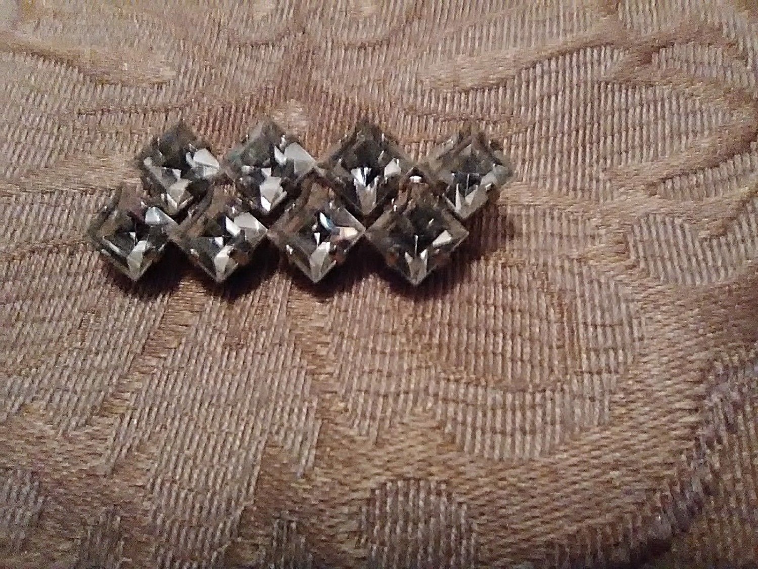 VINTAGE-SILVERTONE-PIN-BROOCH-2ROW-8-SQUARE-CUT-RHINESTONES-BAR-PIN