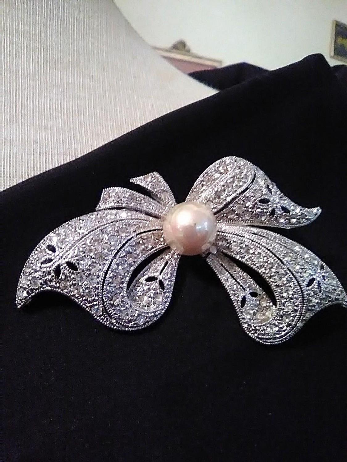 VINTAGE-SILVERY-PIN-BROOCH-FLUID-DECO-STYLE-PIERCED-PAVE-BOW-W-FAUX-MABE-PEARL-1