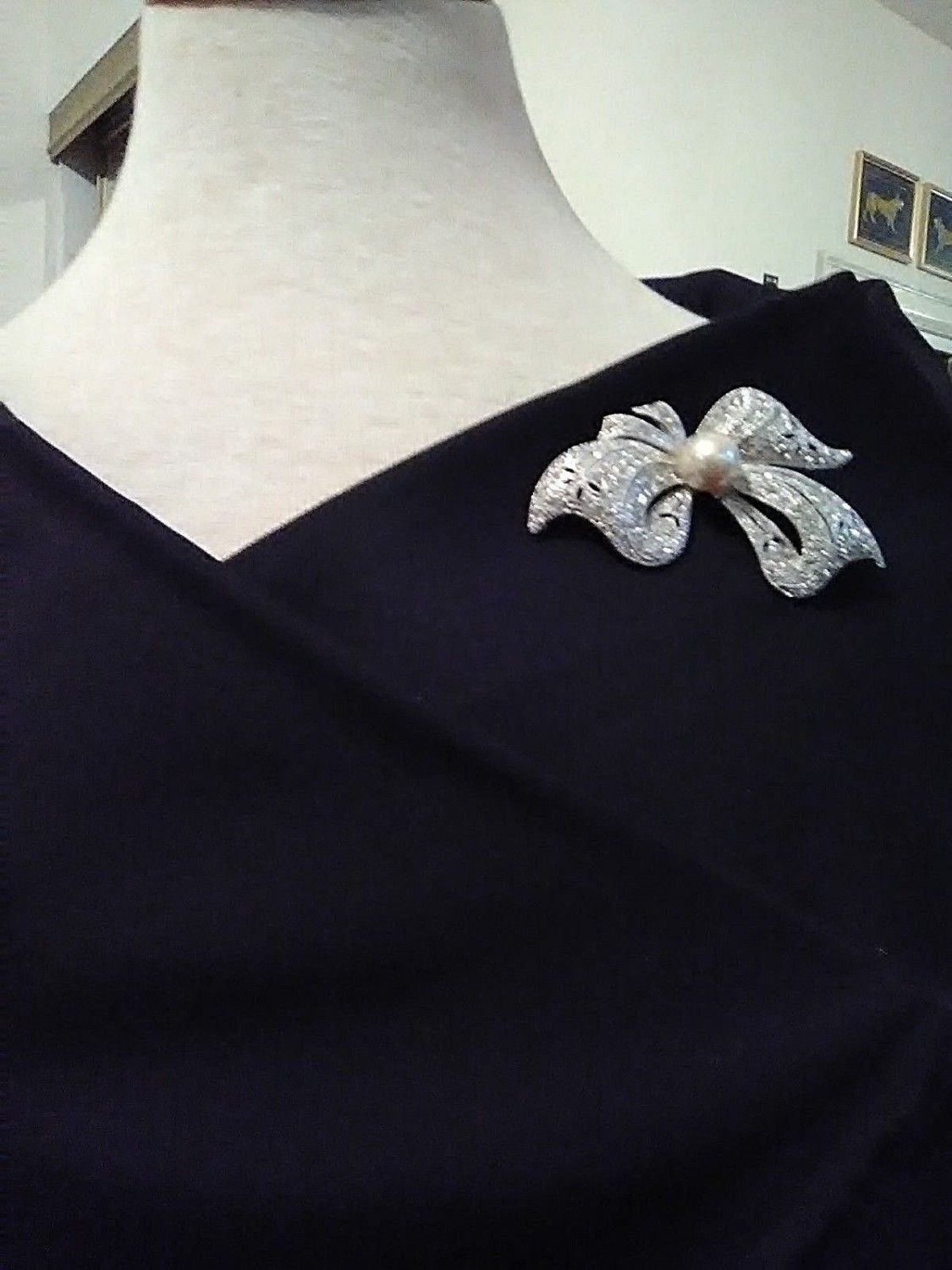 VINTAGE-SILVERY-PIN-BROOCH-FLUID-DECO-STYLE-PIERCED-PAVE-BOW-W-FAUX-MABE-PEARL-2