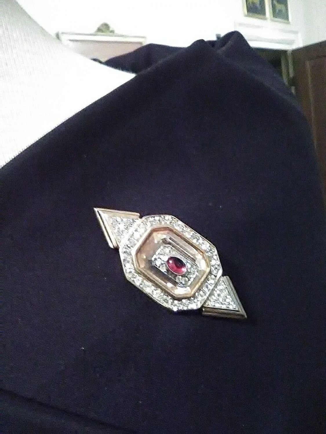 VINTAGEGOLDEN-PIN-BROOCH-ART-DECO-STYLE-FAUX-ROCK-CRYSTAL-W-FAUX-GEMSTONES-1